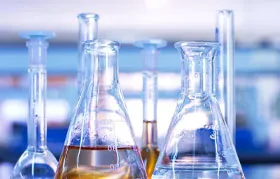Vidraria de laboratório científico cheia de reagentes, um ambiente para o estudo de reações de química orgânica relevantes para a engenharia de polímeros e materiais.