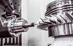Un avanzado centro de mecanizado CNC que utiliza una pequeña herramienta de corte para fresar las intrincadas palas de un impulsor metálico, un ejemplo perfecto de contorneado de superficies complejas.