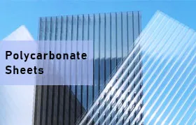 Uma variedade de chapas de policarbonato de diferentes tipos, incluindo variedades sólidas transparentes e de parede dupla com nervuras, utilizadas na construção civil e na indústria.