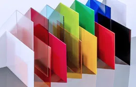 Uma exposição de chapas de PMMA (acrílico) fundidas ou extrudadas, demonstrando a ampla gama de cores e transparências disponíveis, desde opticamente transparente até preto sólido, utilizadas na fabricação de precisão.