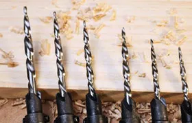 Um conjunto de brocas escareadoras combinadas ajustáveis, cada uma com uma broca helicoidal para o furo piloto e um anel de parada com fresa escareadora para criar uma profundidade uniforme para as cabeças dos parafusos.