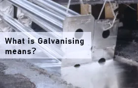 Imagem promocional de um artigo da Rapmaf sobre galvanização, mostrando o processo industrial de imersão de peças de aço em um banho de zinco fundido.