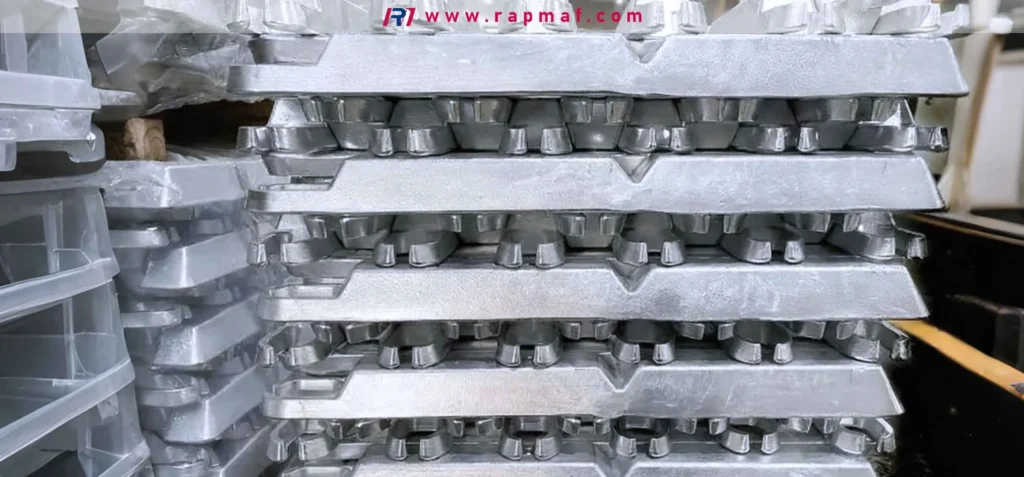 Una gran cantidad de lingotes de aluminio fundido, también conocidos como material para forja, cuidadosamente apilados y listos para la primera etapa del proceso de fabricación, que consiste en calentar el material a su temperatura de forja.