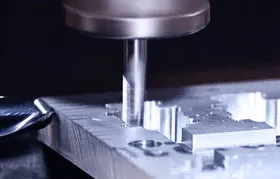 Animación en primer plano de una fresa de extremo de alta velocidad realizando una operación de fresado de cavidades en una pieza de aluminio, demostrando la precisión y eficiencia del proceso de fresado CNC.