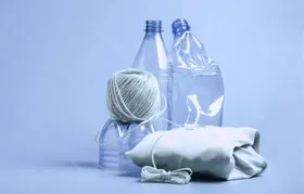 Imej yang menunjukkan bahawa tekstil poliester berasal daripada plastik PET. Ia menunjukkan botol plastik, bebola benang poliester, dan sehelai kain poliester, menghubungkan plastik mentah kepada aplikasi terakhirnya sebagai gentian dan fabrik.