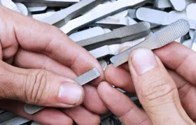 Ein Beispiel für Sprödbruch an einer metallischen Zugprobe. Diese Art des Versagens tritt auf, wenn die Spannung die Zugfestigkeit des Materials bei minimaler plastischer Verformung überschreitet; dies kennzeichnet einen bestimmten Punkt auf der Spannungs-Dehnungs-Kurve.