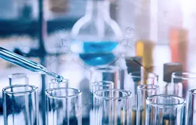 Cena de um laboratório químico com uma pipeta adicionando líquido a um tubo de ensaio, representando o papel do propileno como matéria-prima química crucial. O propileno é usado em laboratórios e plantas industriais para sintetizar outros produtos químicos importantes, como álcool isopropílico, ácido acrílico e óxido de propileno.