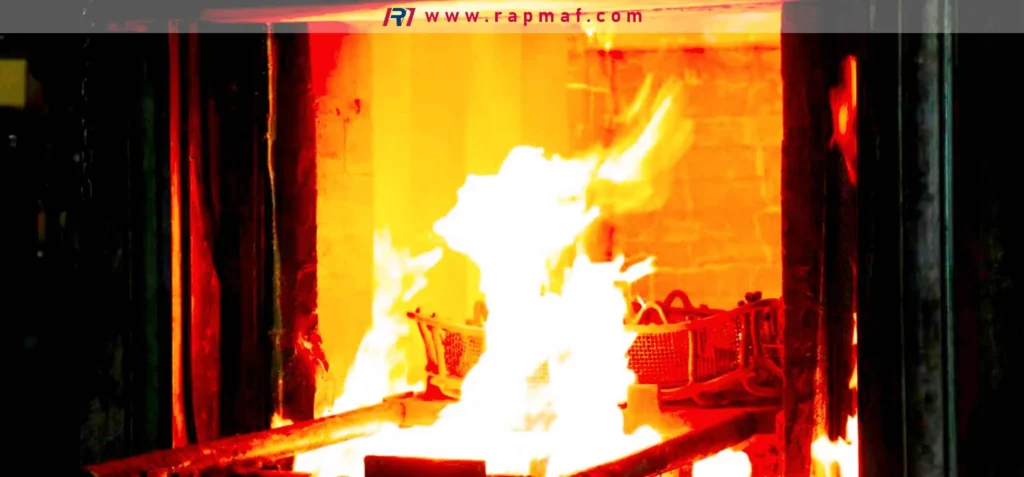 Un lote de piezas mecanizadas en una cesta se somete a un ciclo de tratamiento térmico de alivio de tensiones o revenido dentro de un horno industrial de alta temperatura en Rapmaf. Este proceso es esencial para garantizar la estabilidad y el rendimiento a largo plazo de los componentes de alta precisión.