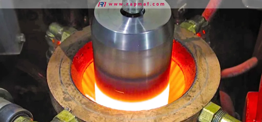 El proceso de calentamiento por inducción, un método preciso utilizado por Rapmaf para aliviar tensiones o endurecer áreas específicas de una pieza cilíndrica mecanizada. Este tratamiento térmico específico calienta el metal desde el interior, minimizando el riesgo de deformación de todo el componente.