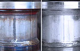 Una imagen de antes y después que muestra un componente de acero inoxidable corroído a la izquierda, y el mismo componente a la derecha después de ser pasivado con éxito, con un aspecto limpio y uniforme.