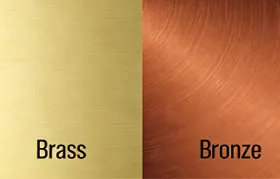 Una comparación lado a lado de los distintos colores del latón y el bronce, donde la muestra de latón muestra un acabado brillante de color dorado amarillento y la muestra de bronce tiene un tono marrón rojizo más opaco.