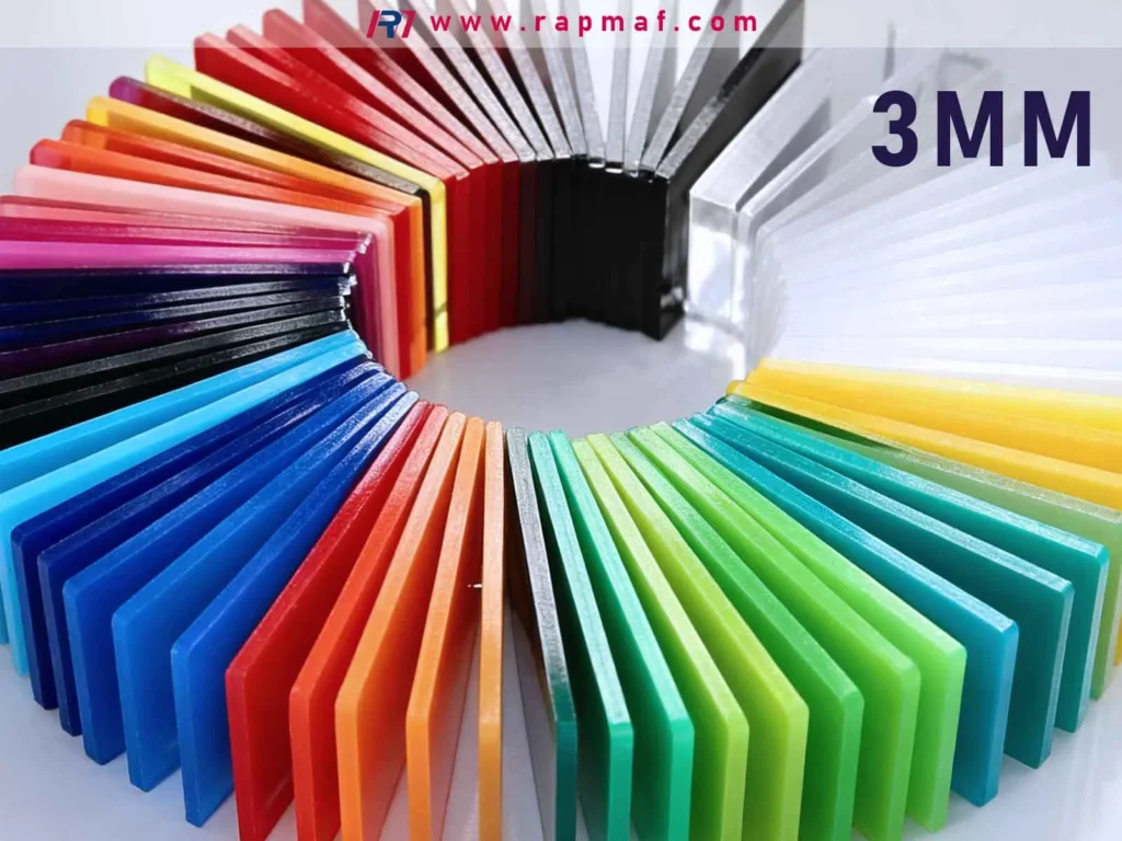ตัวอย่างแผ่นอะคริลิก (PMMA) หนา 3 มม. ทั้งแบบสีและแบบใส จัดเรียงเป็นรูปพัด แสดงให้เห็นถึงตัวเลือกวัสดุที่มีให้สำหรับการผลิตตามสั่งและโครงการตัดด้วยเลเซอร์