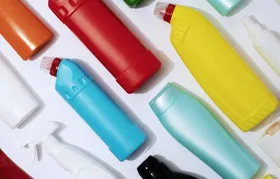 Una variedad de coloridas botellas domésticas hechas de plástico de polietileno de alta densidad (HDPE), que demuestran su uso común en envases de consumo seguros y duraderos.