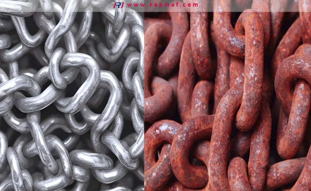 Uma comparação visual impactante feita por Rapmaf mostra uma corrente brilhante, limpa e revestida à esquerda, em contraste com uma corrente sem tratamento, fortemente enferrujada e corroída à direita, demonstrando a eficácia do revestimento metálico na prevenção da corrosão.