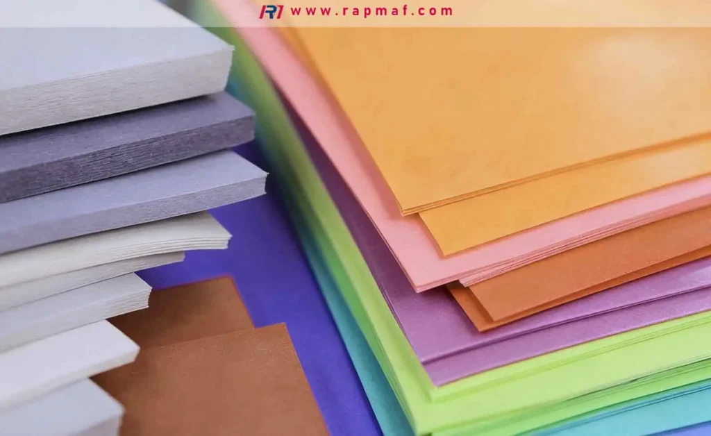 Des piles de papier et de carton colorés de Rapmaf, utilisées comme métaphore visuelle de la vaste gamme d'options de matériaux, de propriétés et de duretés disponibles en ingénierie des polymères.